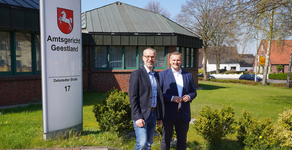 Foto mit dem Direktor des Amtsgerichts Axel Döscher und dem Landtagsabgeordneten Claus Seebeck